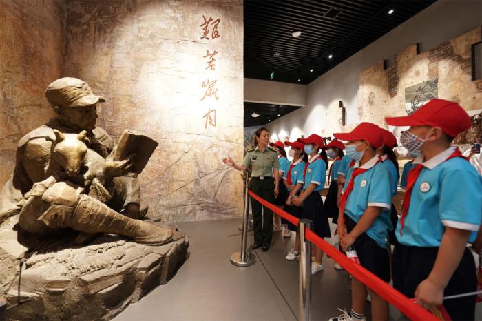 2021年5月30日，在位于河北省邢臺(tái)市信都區(qū)漿水鎮(zhèn)的中國(guó)人民抗日軍政大學(xué)陳列館，工作人員向小學(xué)生們講述抗大歷史。新華社記者 牟宇 攝