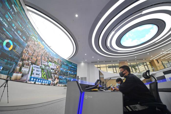 2022年3月29日，工作人員在雄安新區(qū)容東城市運(yùn)營(yíng)管理中心監(jiān)管平臺(tái)工作。新華社記者 朱旭東 攝