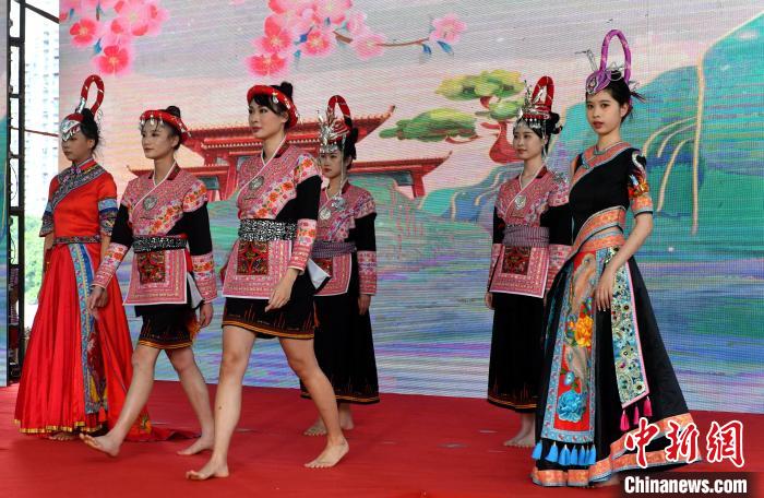 活動(dòng)現(xiàn)場(chǎng)進(jìn)行服裝走秀?！蚊?攝