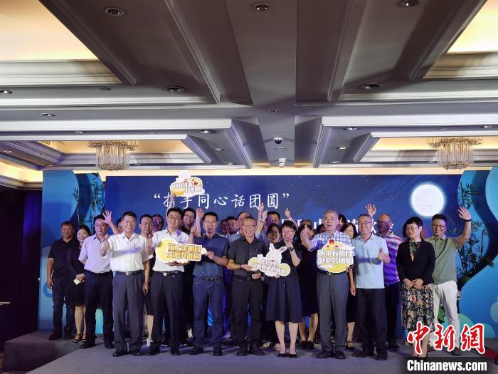 “攜手同心話團(tuán)圓”兩岸同胞中秋詩歌會合影現(xiàn)場?！堉绝櫣﹫D