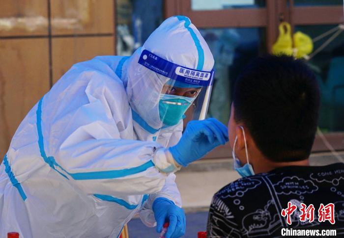 資料圖為居民進(jìn)行核酸檢測(cè)?！●R銘言 攝