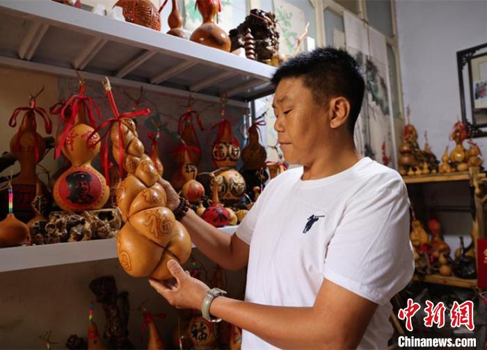 馮計剛制作的葫蘆手工藝品?！】罪w 攝