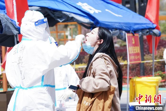 資料圖為居民進(jìn)行核酸檢測?！●R銘言 攝