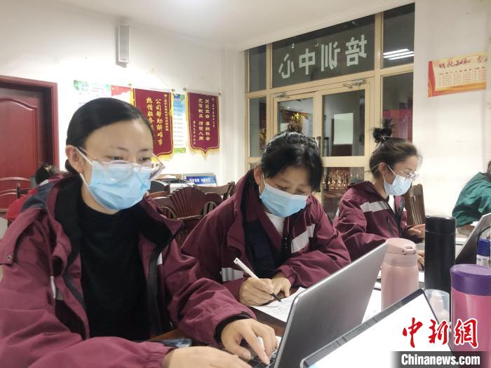 圖為流調(diào)隊(duì)員夜以繼日工作?！±顏嗛?　攝