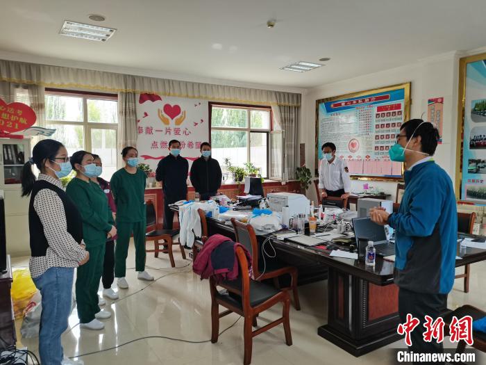 圖為流調(diào)隊(duì)安排部署工作?！±顏嗛?　攝