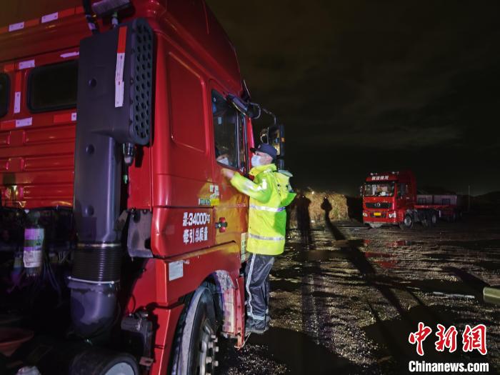 4日晚，上海市公安局邊防和港航分局連夜將300余名警力投入一線?！∩虾＞焦﹫D