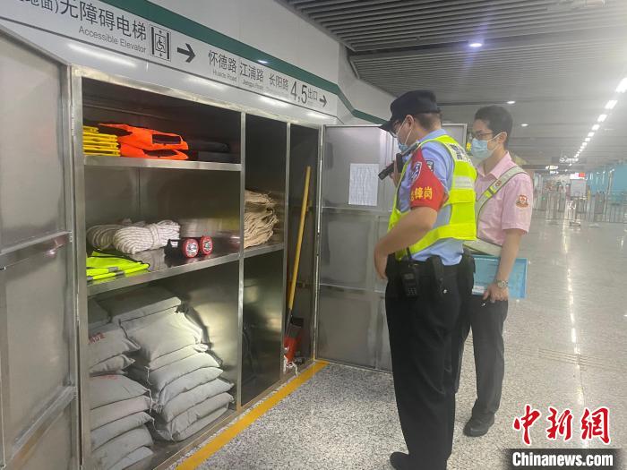 當(dāng)日7時許，軌交公安千余名警力已全員上崗，加強轄區(qū)巡邏防控。　上海警方供圖