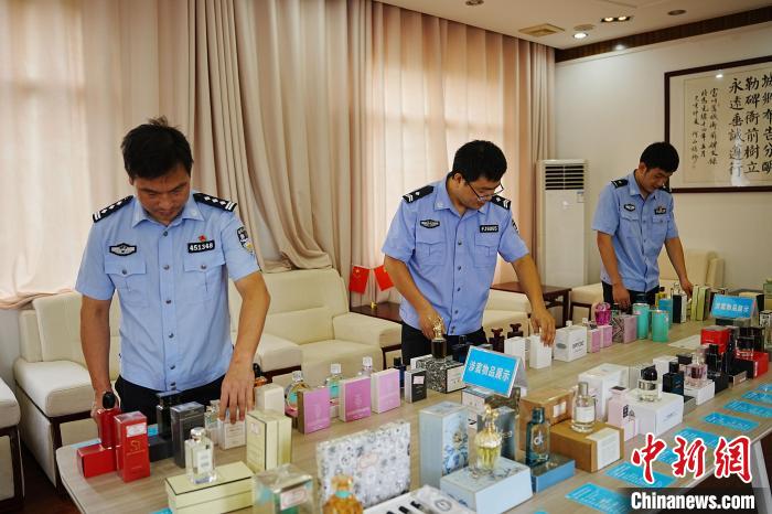 圖為警方查獲的涉案物品?！≠R州警方供圖