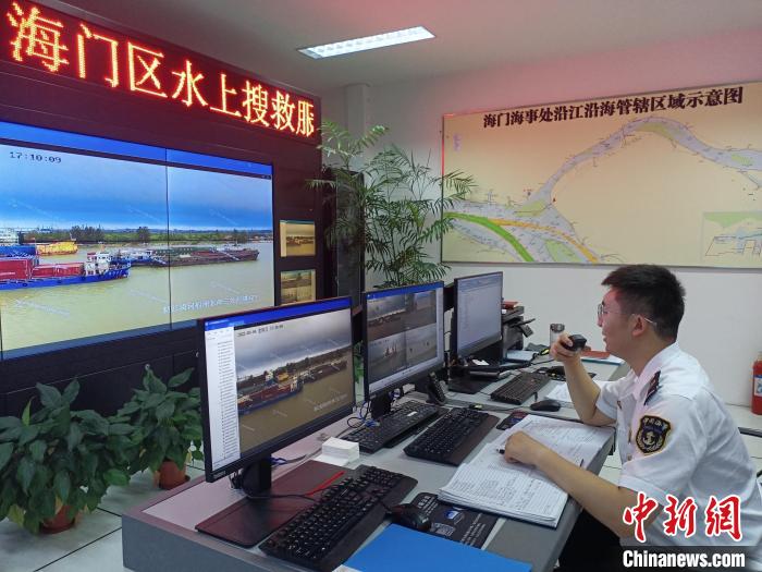海事工作人員通過視頻系統(tǒng)觀看江面情況?！∧贤êＪ戮止﹫D
