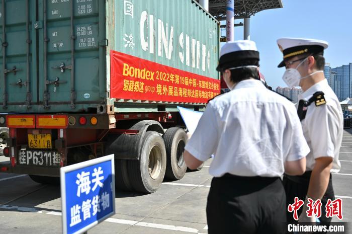 圖為海關(guān)查驗?！∮峋?攝