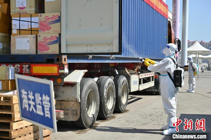 圖為貨物消殺?！∮峋?攝