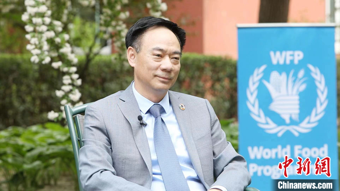 “我們希望發(fā)揮好積極的橋梁作用，幫助其他發(fā)展中國(guó)家借鑒和學(xué)習(xí)中國(guó)的好方法、好經(jīng)驗(yàn)、好技術(shù)?！苯?，聯(lián)合國(guó)世界糧食計(jì)劃署駐華代表屈四喜在接受<a target='_blank' href='/'>中新社</a>記者專訪時(shí)，如是描述中國(guó)在保障全球糧食安全方面的作用與貢獻(xiàn)。 <a target='_blank' href='/'>中新社</a>發(fā) 受訪者供圖　