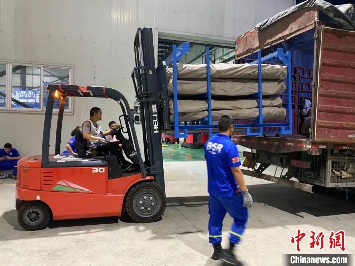 工作人員正在進(jìn)行物資裝車?！∷拇ㄊ〖t十字會供圖。