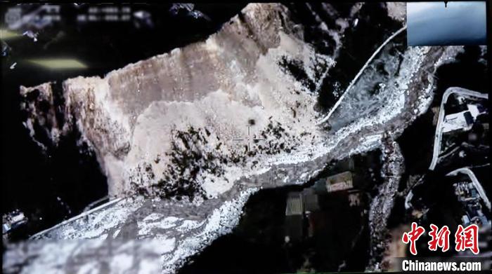 航拍地震中受損的山體。　騰盾科創(chuàng) 攝