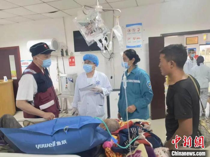 救治現(xiàn)場(chǎng)?！∷拇ㄊ≈嗅t(yī)藥管理局供圖