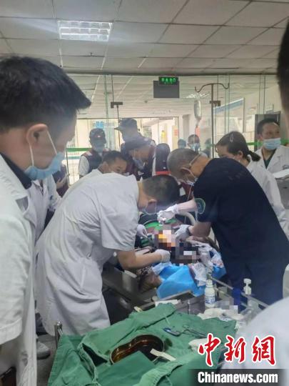 救治現(xiàn)場(chǎng)?！∷拇ㄊ≈嗅t(yī)藥管理局供圖