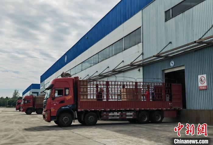 救災(zāi)物資正在裝車?！∷拇☉?yīng)急供圖