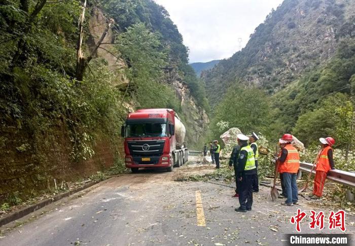 車輛正在通過搶通路段?！「首沃莨簿止﹫D