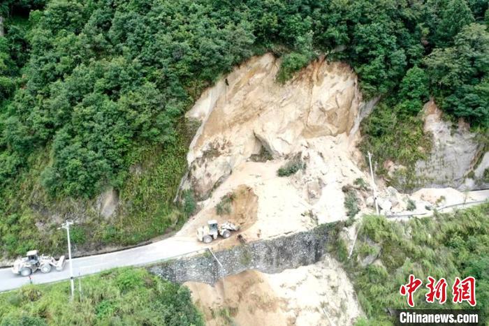 石棉縣至新民鎮(zhèn)003鄉(xiāng)道因地震道路阻斷，瀘石高速TJ10標(biāo)段配合地方政府搶通道路?！∈竦兰瘓F(tuán)瀘石高速公路項目部供圖