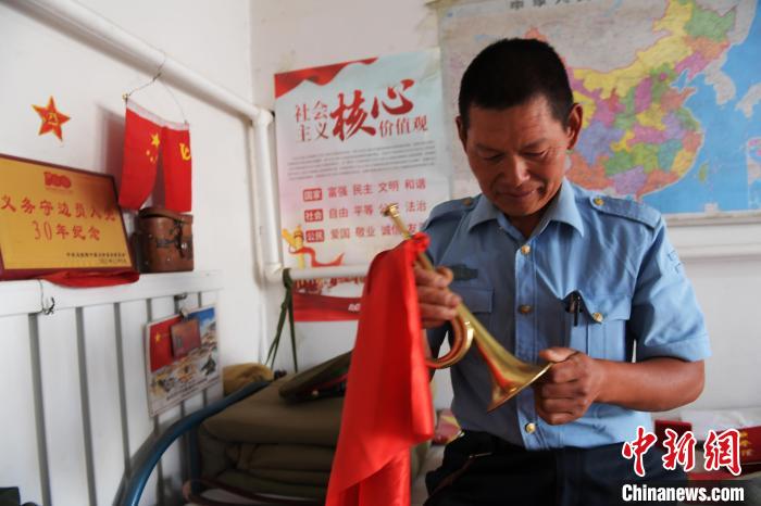 圖為謝建民整理當(dāng)兵時(shí)的小號(hào)?！『鷸|育 攝