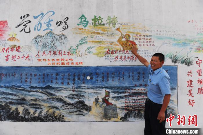 圖為謝建民介紹自己出的墻報(bào)?！『鷸|育 攝