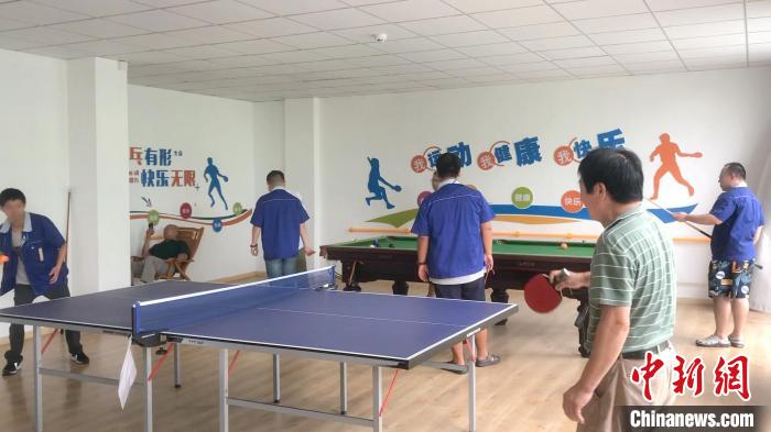 “陽光家園”成員打乒乓現(xiàn)場?！⒂?攝