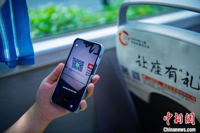 乘客掃碼準(zhǔn)備留言“讓座有‘禮’” 中華慈孝文化節(jié)組委會 供圖