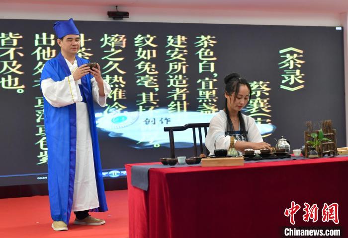 臺胞茶藝師在兩岸社區(qū)交流中心演繹古風(fēng)茶韻。　呂明 攝