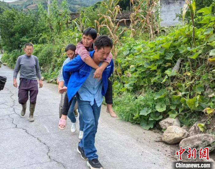 震后，轉(zhuǎn)移受災(zāi)群眾?！≈煸?攝