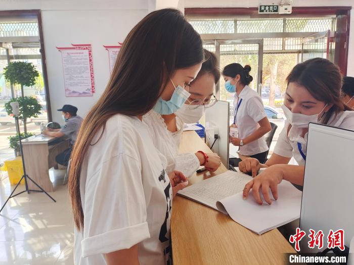 庫車市公共就業(yè)服務(wù)中心工作人員為前來咨詢的應(yīng)屆畢業(yè)生提供就業(yè)崗位咨詢服務(wù)?！侵瞧?攝