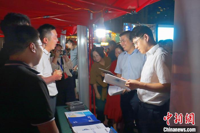 發(fā)放網(wǎng)絡(luò)安全知識宣傳冊?！窃式?攝