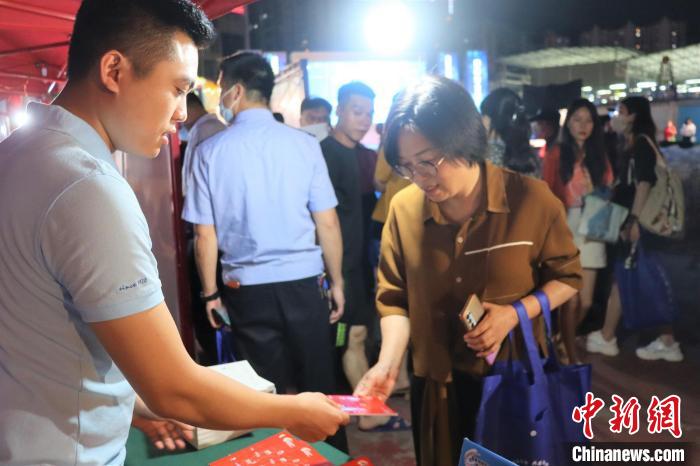 分發(fā)網(wǎng)絡(luò)安全知識宣傳冊。　吳允杰 攝