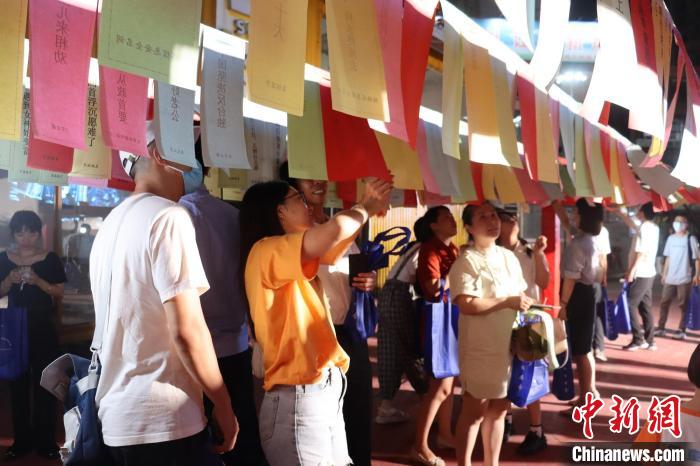 市民猜燈謎學(xué)習(xí)網(wǎng)絡(luò)安全知識。　吳允杰 攝