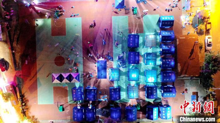 空中俯瞰石棉縣震后一處臨時(shí)安置點(diǎn)?！〔茼?攝