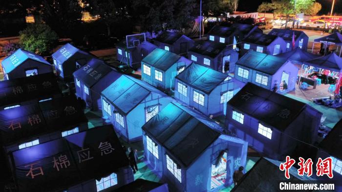 雅安石棉縣震后臨時(shí)安置點(diǎn)。　曹頎 攝