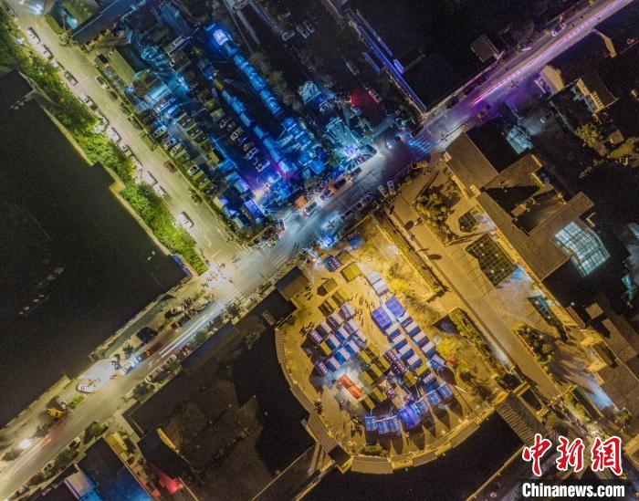 瀘定縣磨西古鎮(zhèn)震后的第一夜?！⊥貘欙w 攝