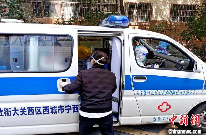 圖為李啟花護送病人上救護車?！±钪句h 攝