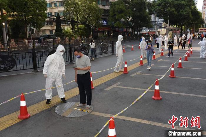 圖為貴陽(yáng)民眾有序進(jìn)行核酸檢測(cè)?！≈芗t光 攝