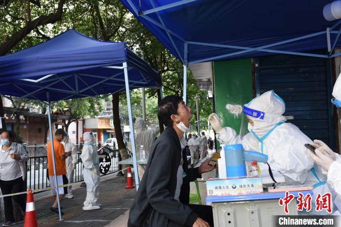 圖為貴陽(yáng)民眾有序進(jìn)行核酸檢測(cè)?！≈芗t光 攝