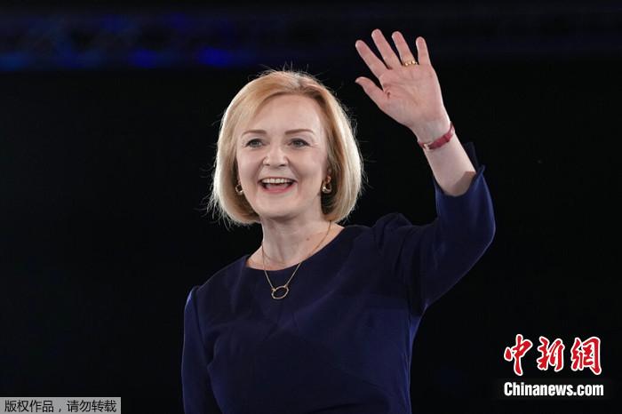 2022年8月31日，在倫敦舉行的保守黨領(lǐng)袖選舉競(jìng)選活動(dòng)結(jié)束后，特拉斯在舞臺(tái)上揮手致意。