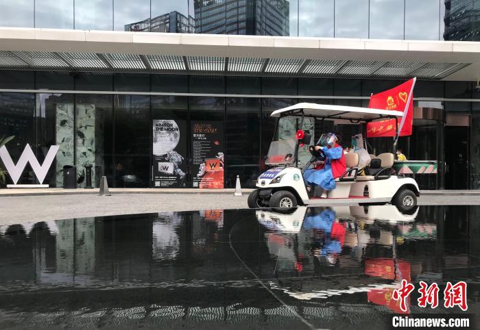 “招手即停，掃碼即做”成都街頭推出“流動(dòng)核酸采樣車(chē)”