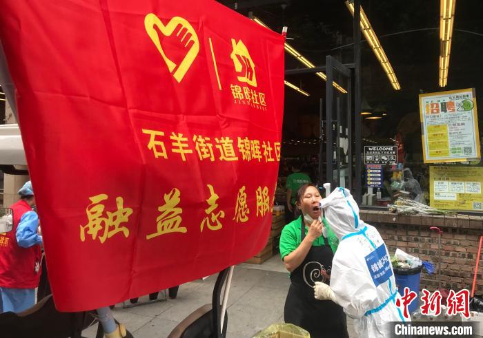 成都街頭，流動(dòng)核酸采樣車(chē)正在進(jìn)行核酸采樣?！⊥趵?攝