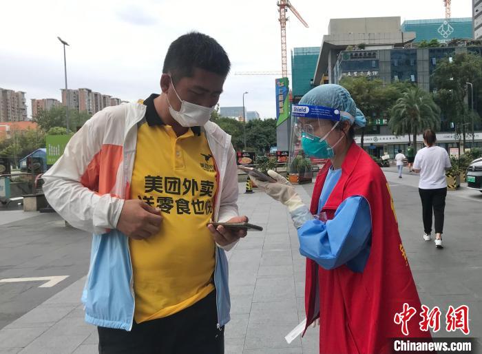 流動(dòng)核酸采樣車(chē)正在為外賣(mài)騎手核酸采樣。　王磊 攝