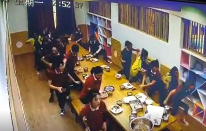 四川滎經(jīng):地震瞬間幼師集體起身沖向孩子們