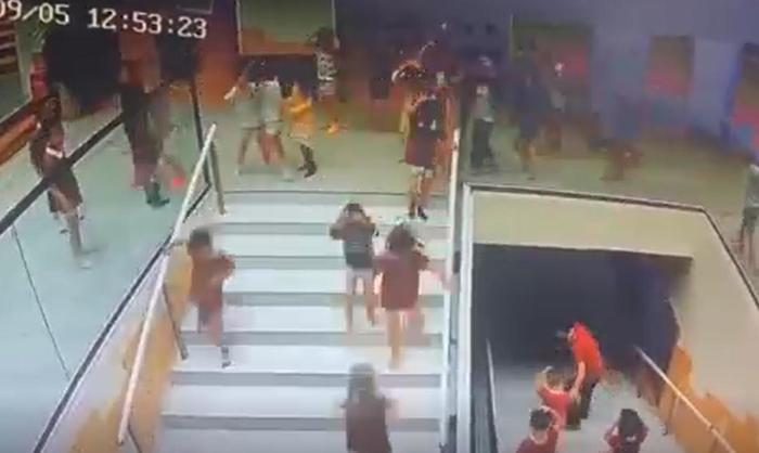 帶領(lǐng)孩子撤離畫(huà)面 滎經(jīng)縣委宣傳部 供圖