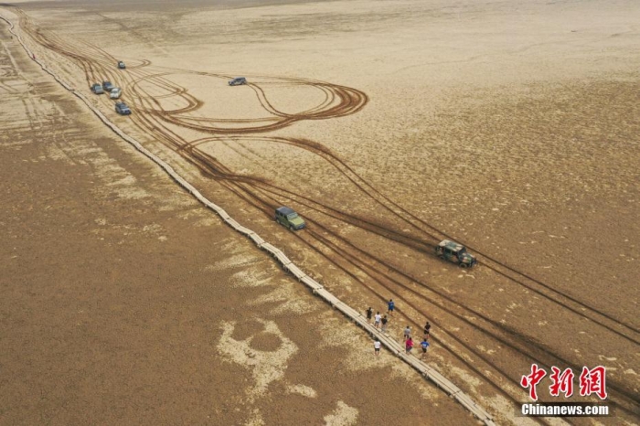 近日，江西九江，在鄱陽(yáng)湖都昌縣多寶鄉(xiāng)水域，嚴(yán)重干旱導(dǎo)致湖區(qū)持續(xù)“縮水”，水底明代石橋露出“廬山真面目”，石橋長(zhǎng)2930米，有1100多孔，所以得名“千眼橋”。圖片來(lái)源：視覺中國(guó)