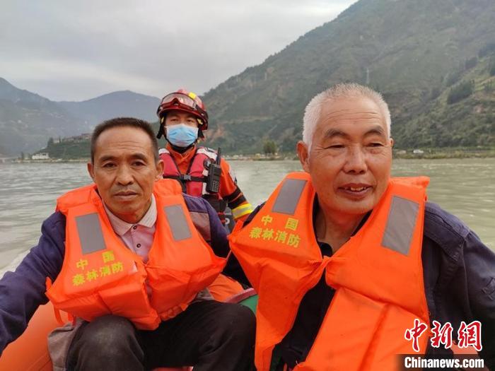 森林消防員利用橡皮艇轉(zhuǎn)移群眾?！∷拇ㄉ窒拦﹫D