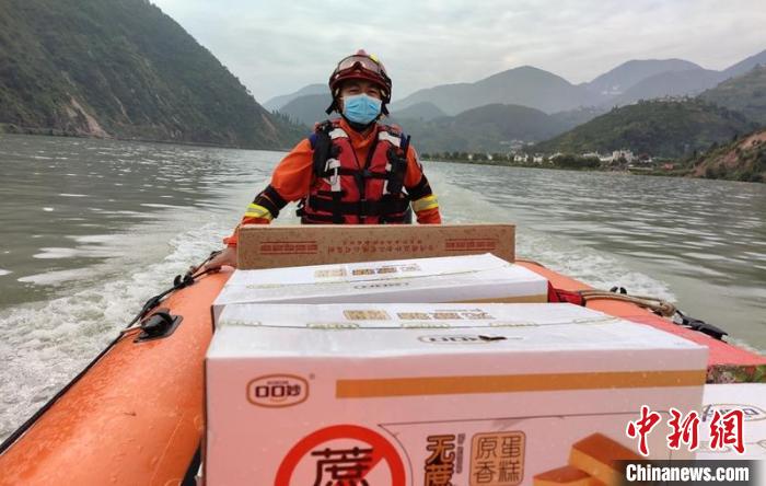 森林消防員正在運(yùn)送食品前往道路中斷的受災(zāi)區(qū)域?！∷拇ㄉ窒拦﹫D