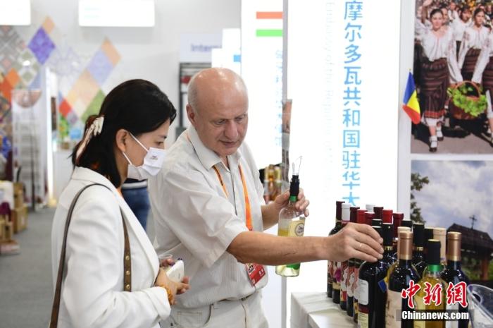 摩爾多瓦參展商在服貿(mào)會(huì)首鋼園展區(qū)為參觀者介紹商品。 中新社記者 田雨昊 攝