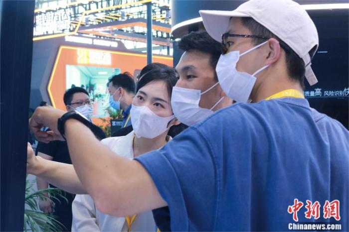 圖為觀眾體驗(yàn)FofaHub平臺 劉歡攝